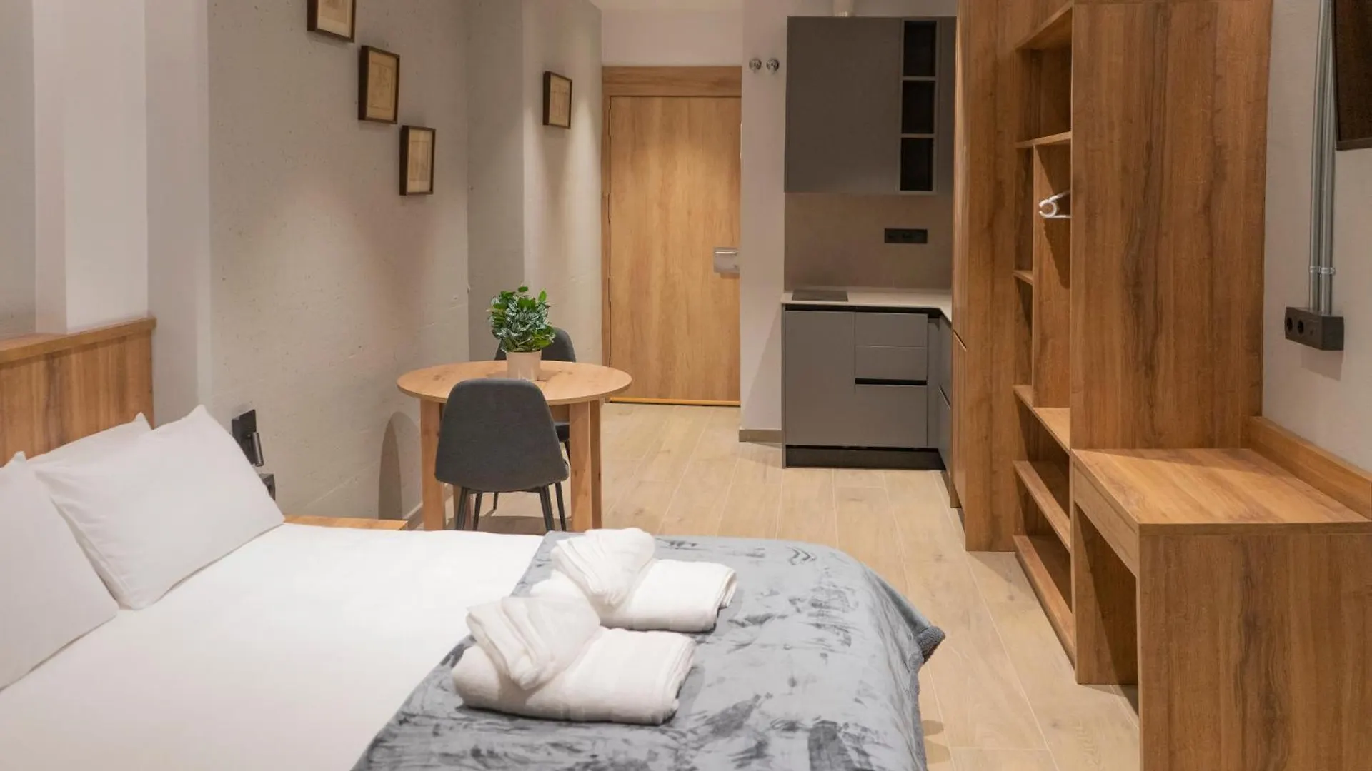 Monturiol Apartaments Барселона 0*,  Испания